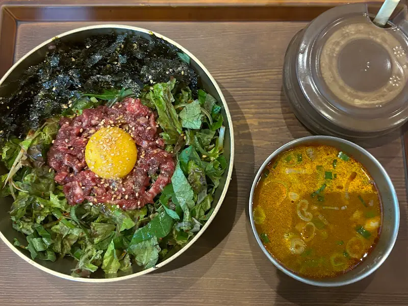 싱싱한 육회와 채소가 조화로운 육회비빔밥