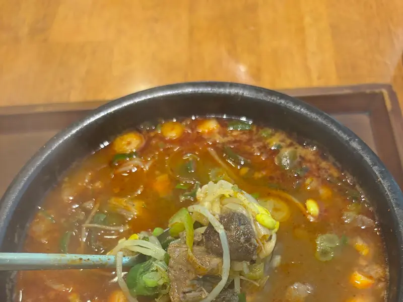 해장국의 뜨거운 김이 모락모락 피어오르는 모습