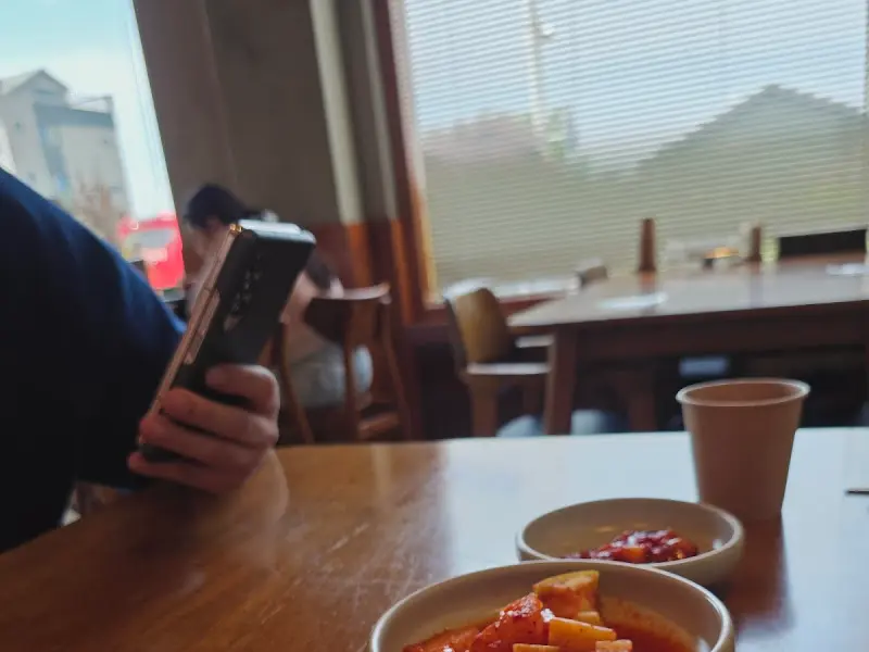 따뜻한 햇살이 들어오는 북산해장 창가 좌석