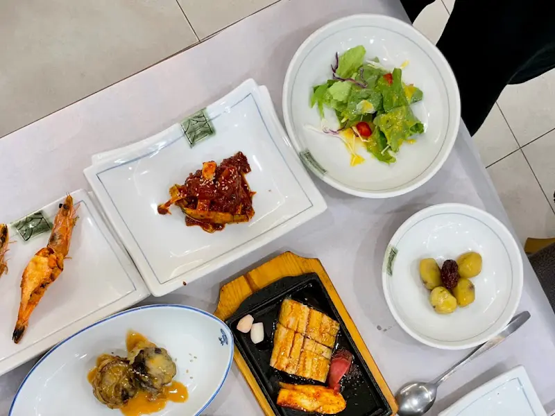 한 상 가득 차려진 음식