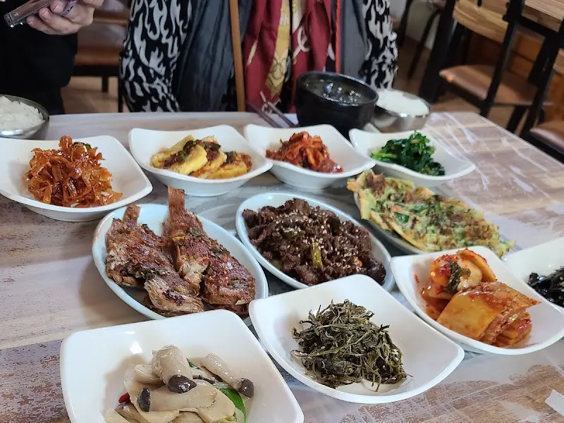 나전회관의 푸짐한 점심 특선 반찬들