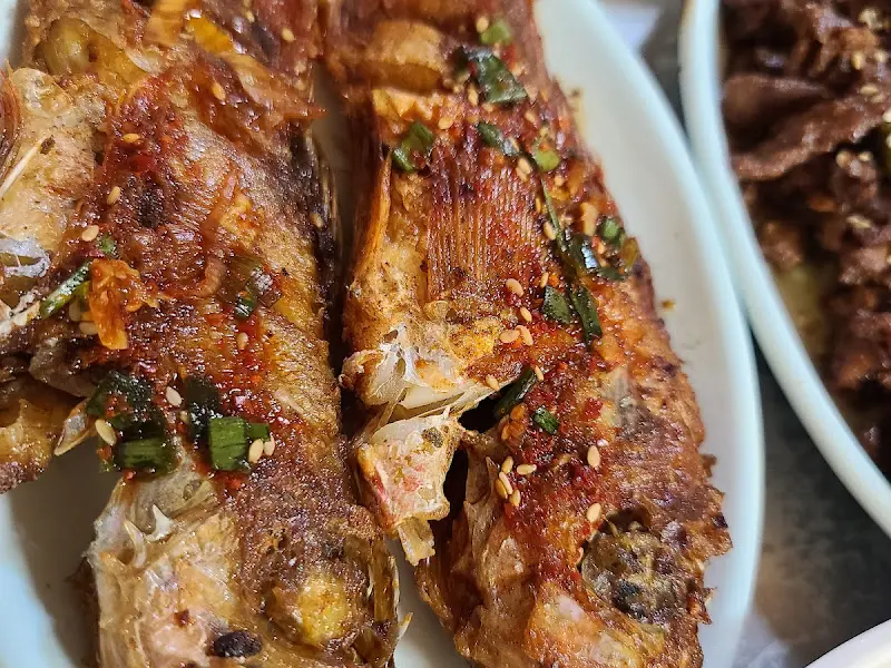 윤기가 흐르는 생선구이