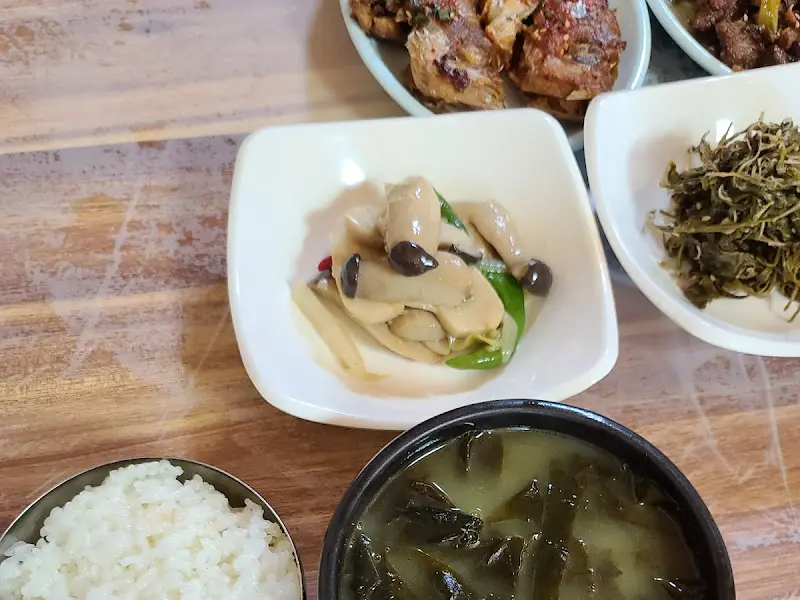 정갈하게 담긴 반찬들