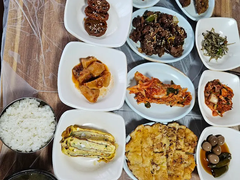 다채로운 반찬들