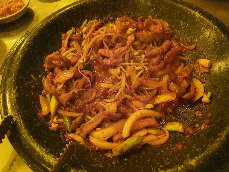 매콤한 양념에 볶아진 막창과 야채의 조화