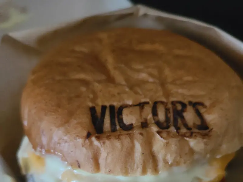 VICTOR'S 로고가 새겨진 빵