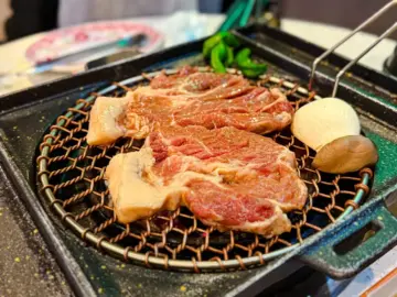 올레시장 달콤한 미식 골목, 서귀포 돈사향에서 찾은 흑돼지갈비의 향수