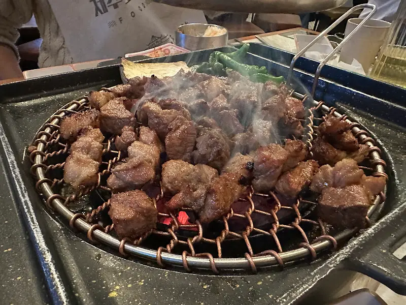 숯불 위에서 구워지는 마농살