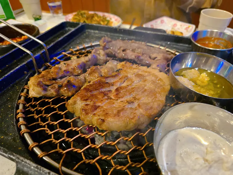 노릇하게 구워진 마농살과 오겹살