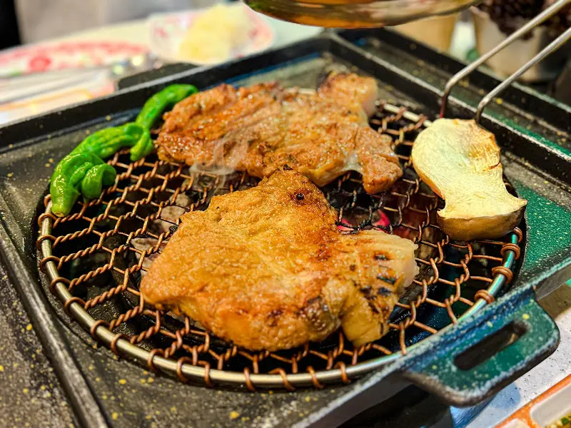 숯불 위에서 노릇하게 익어가는 돼지갈비