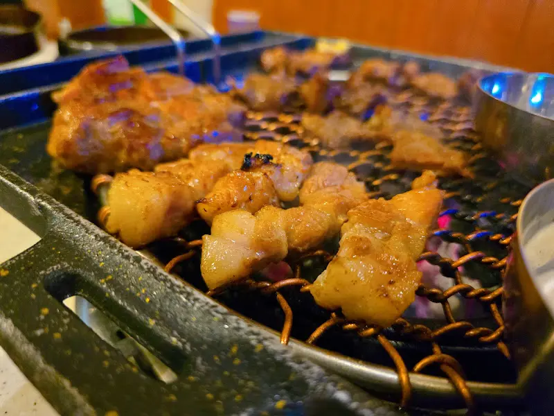 숯불 위에서 맛있게 익어가는 돼지갈비