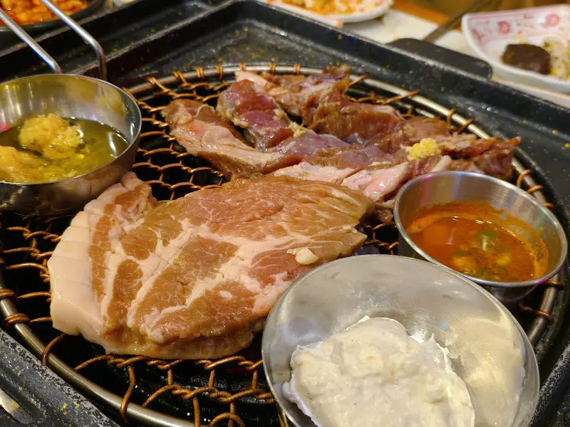 맛있게 구워진 돼지갈비 한 점