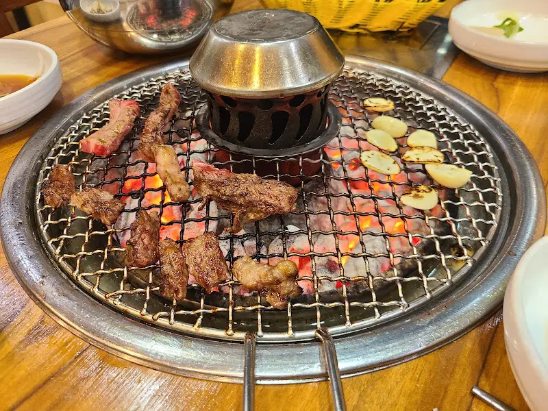 숯불 위에서 구워지는 한우