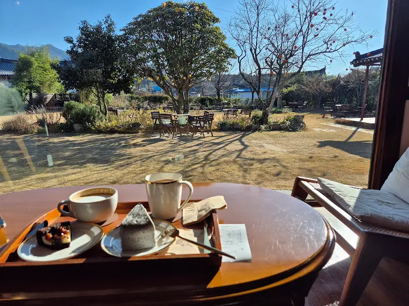 정갈하게 차려진 커피와 디저트