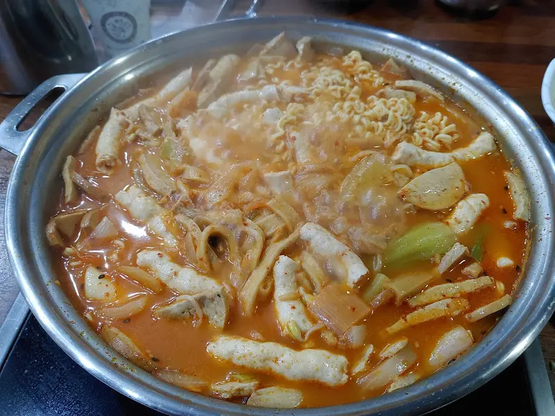 보글보글 끓는 부대찌개