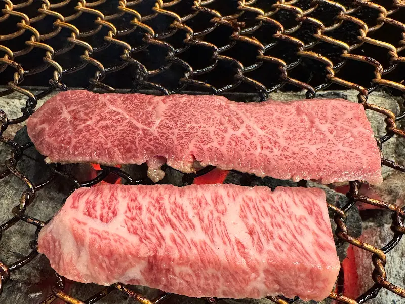 숯불 위에서 익어가는 소고기