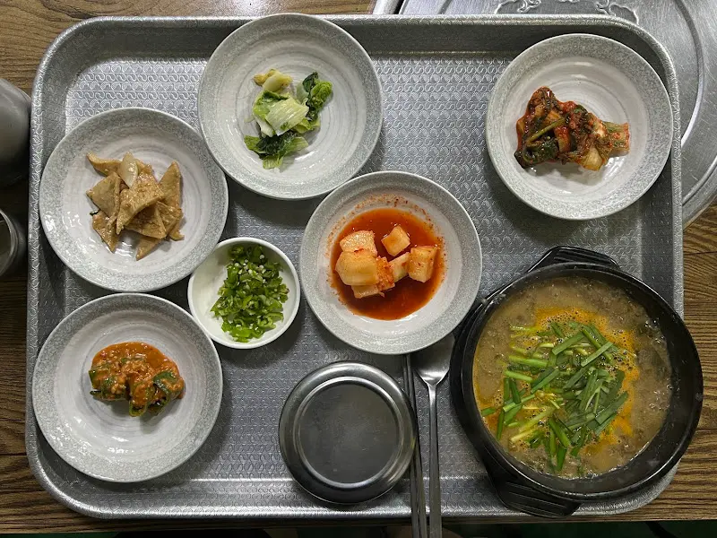 다채로운 밑반찬 구성