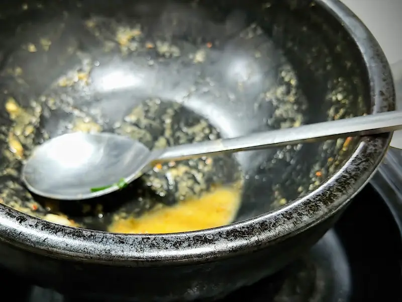 깨끗하게 비워진 뚝배기