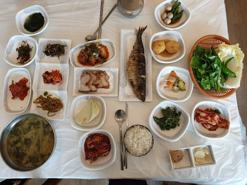 한상 가득 차려진 백반