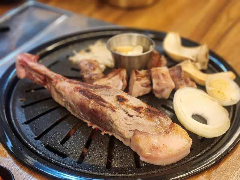 숯불 위에서 구워지는 제주 흑돼지 오겹살