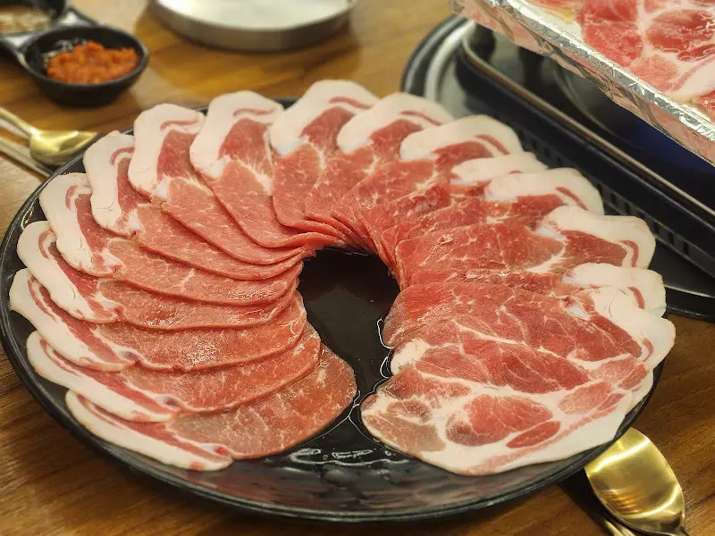 예술 작품 같은 흑돼지 목살의 향연