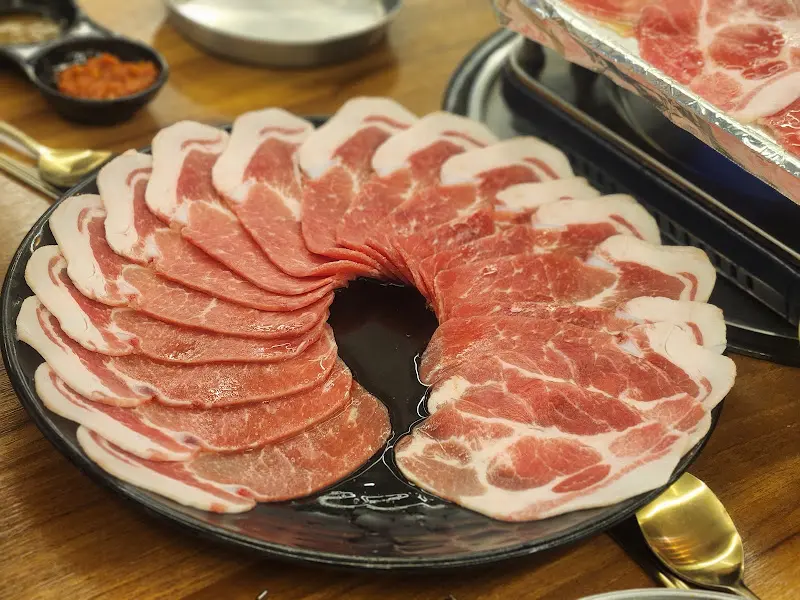 섬세한 마블링이 돋보이는 흑돼지 목살