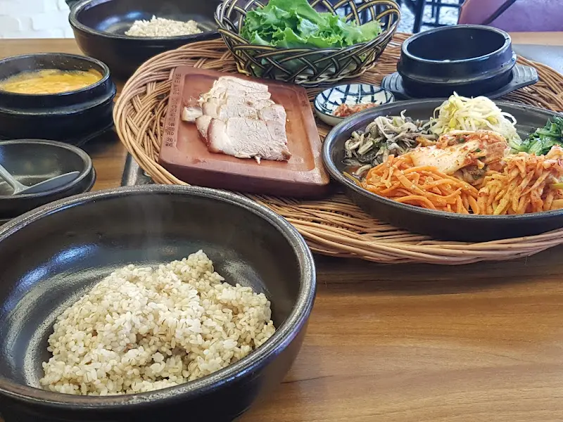 정갈하게 차려진 돔베고기 보리밥 정식 한 상