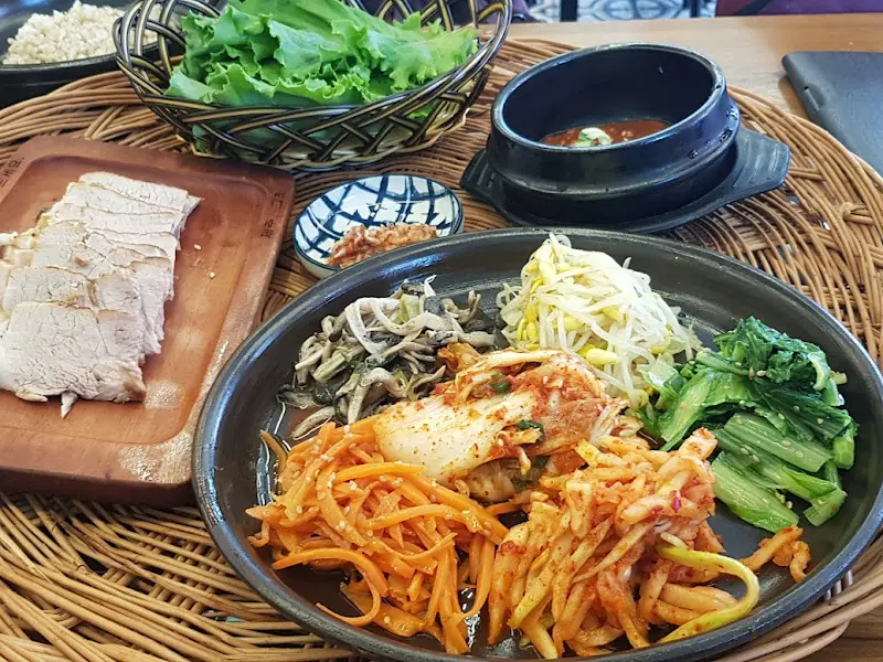 다채로운 색감과 신선함이 눈길을 사로잡는 돔베고기 보리밥 정식