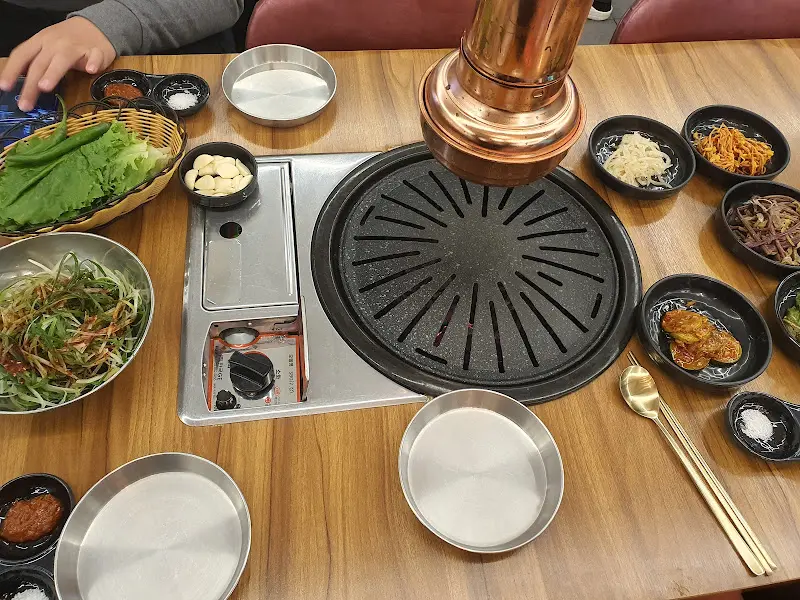 깔끔하게 정돈된 테이블 세팅