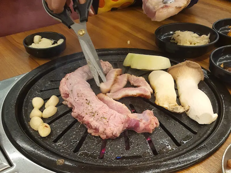 흑돼지 오겹살을 먹기 좋게 자르는 모습