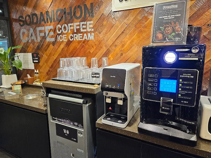 다양한 커피를 즐길 수 있는 카페 공간