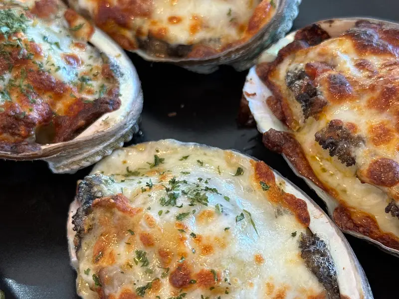 치즈가 듬뿍 올려진 전복 그라탕