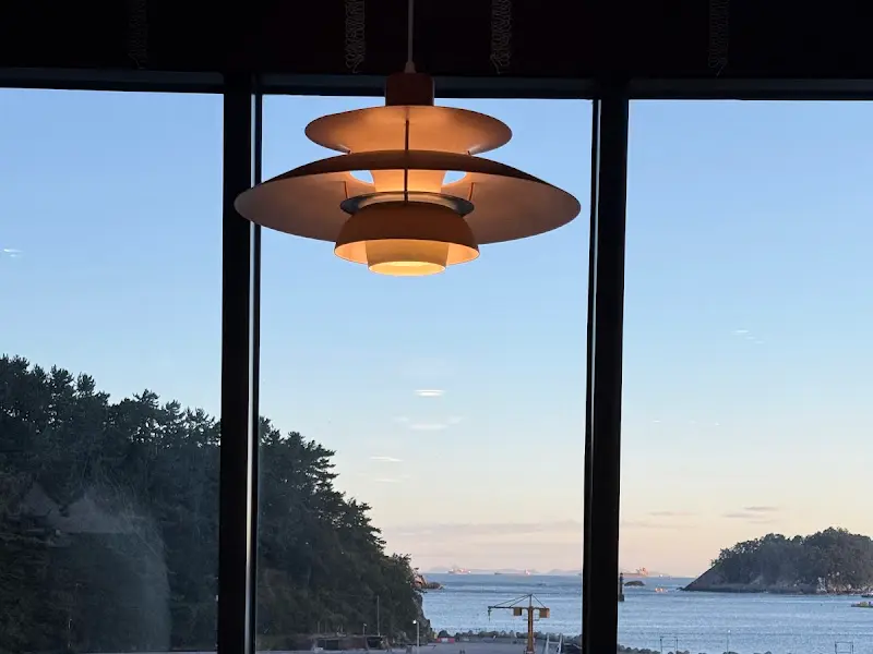 창 밖으로 보이는 바다 풍경