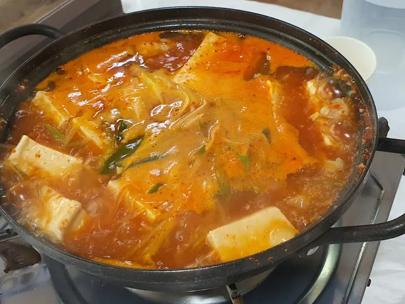 보글보글 끓는 손두부찌개
