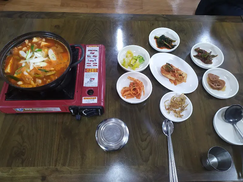 손두부찌개와 밑반찬 한 상 차림