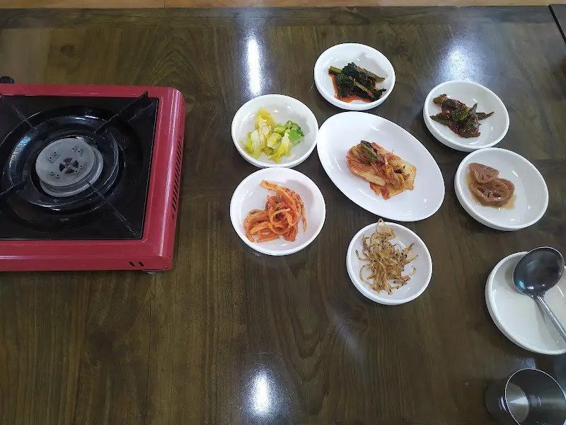 테이블 위의 밑반찬