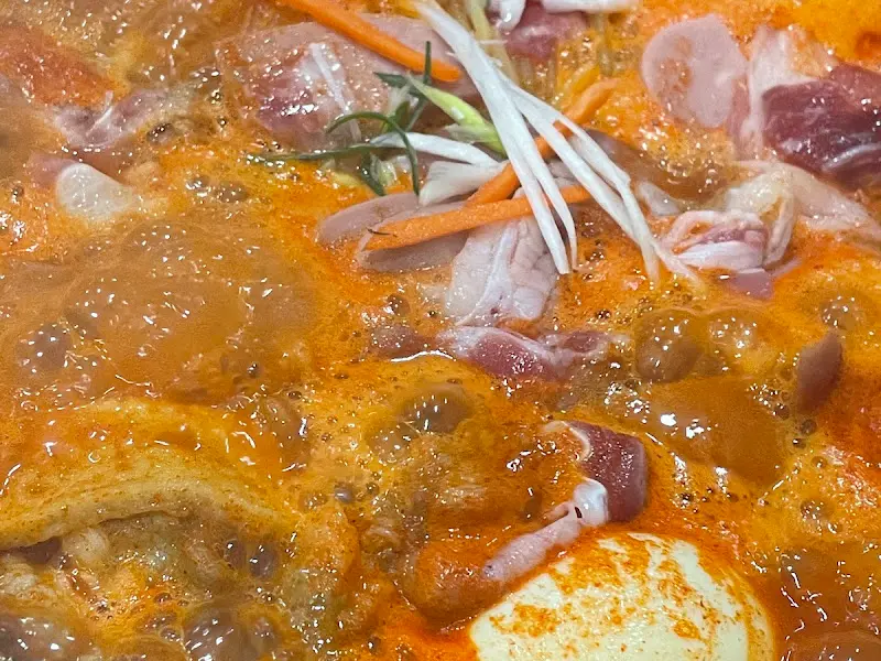 차돌박이 토핑이 더해진 떡볶이