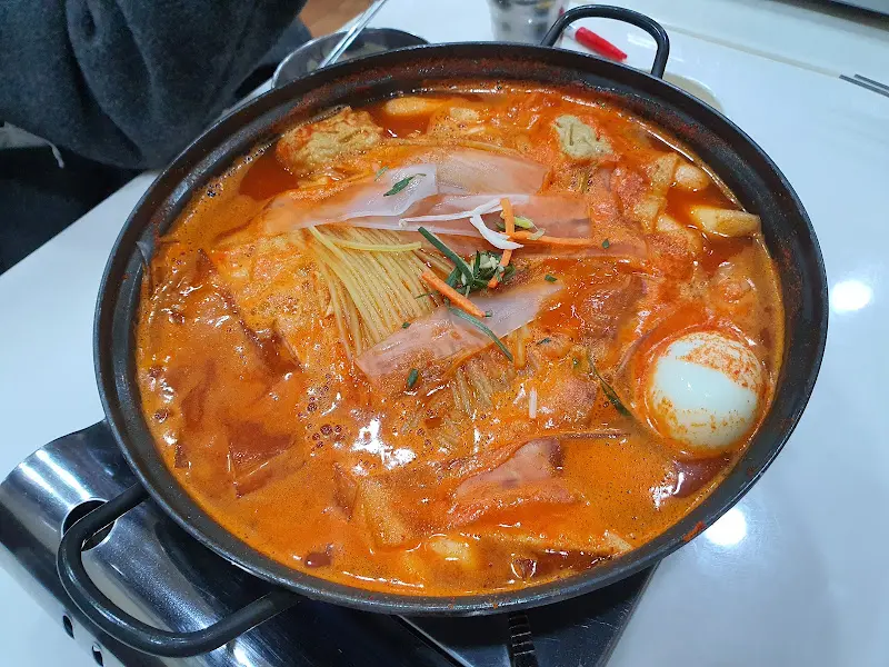 모두랑 떡볶이 속 다양한 사리들