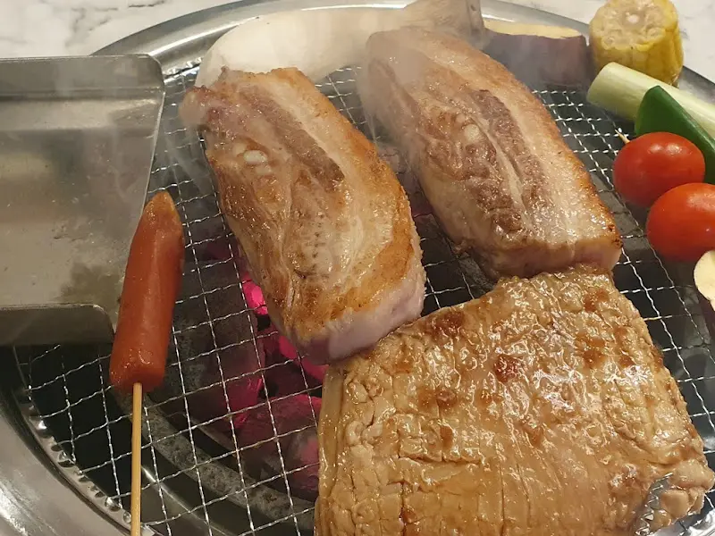 숯불 위에서 익어가는 막창과 삼겹살