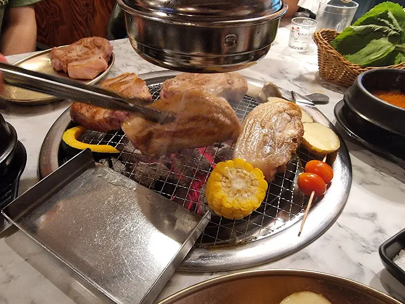 잘 익은 막창을 집는 젓가락