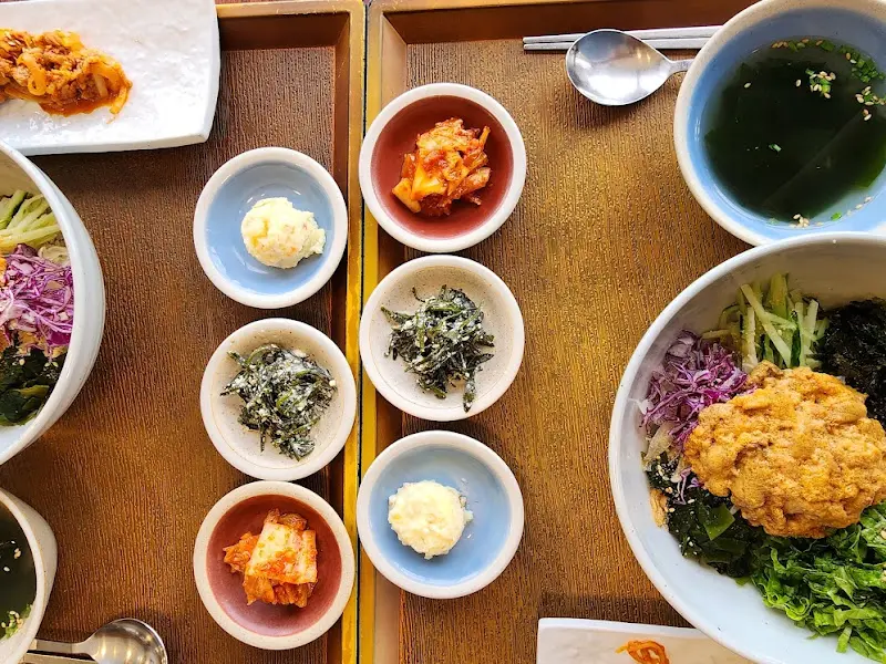 성게알 비빔밥과 반찬