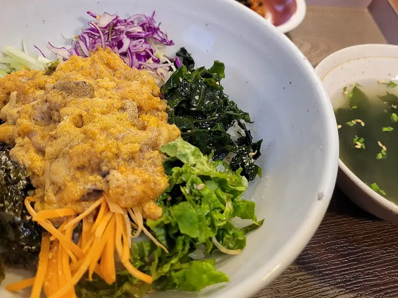 다채로운 색감의 성게알 비빔밥