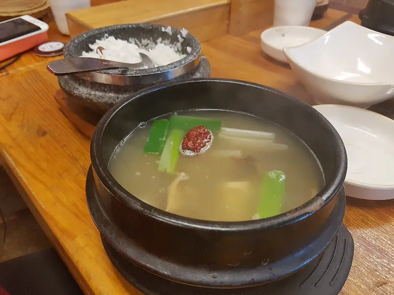 따뜻하고 깊은 맛의 선지국