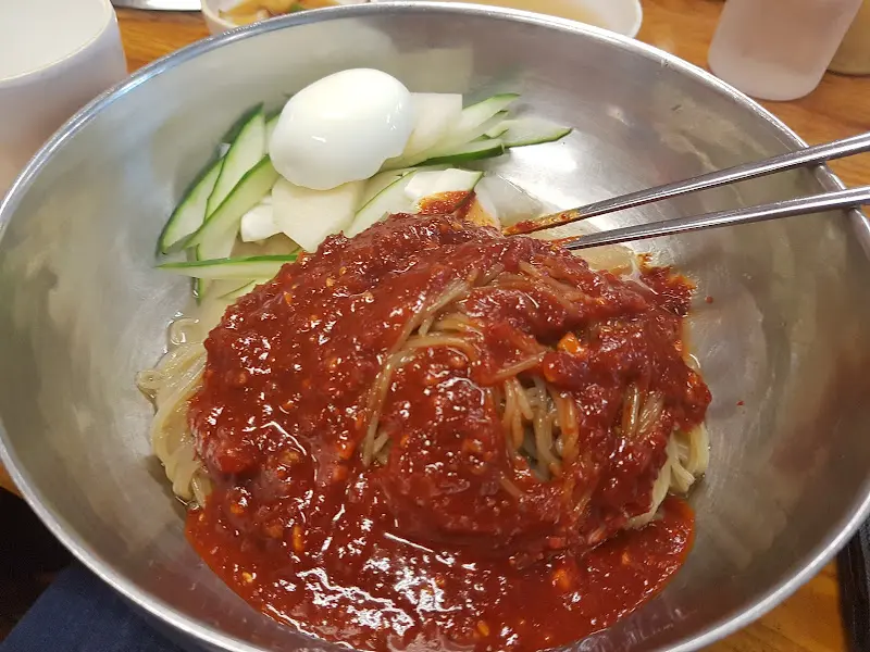 매콤달콤한 비빔냉면