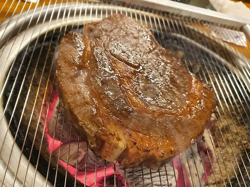 숯불 위에서 구워지는 꽃등심