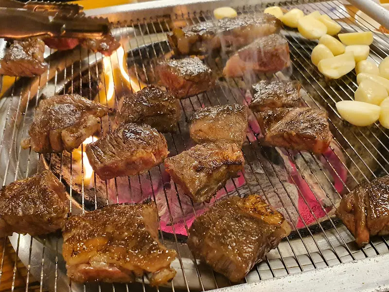 전문가의 손길로 구워지는 한우