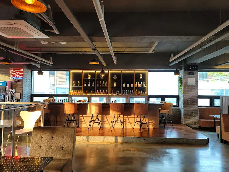 세련된 분위기의 펍