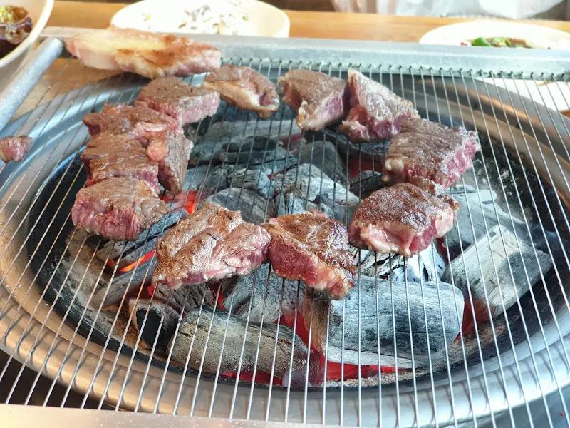 숯불 위에 올려진 한우