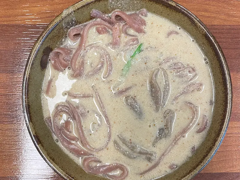 홍미들깨국수 면발을 클로즈업한 사진