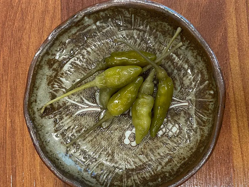 작은 종지에 담긴 고추의 모습